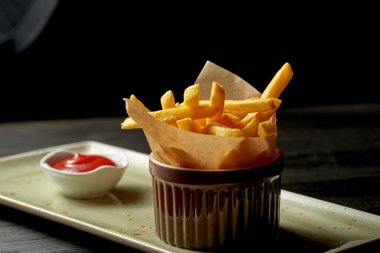 Klasik meze. Kırmızı soslu güzel bir tabakta servis edilen patates kızartması.