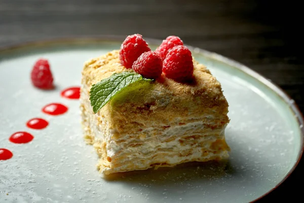 Кусочек Французского Десерта Mille Feuille Слоями Слоёного Теста Ванильного Ломтика — стоковое фото