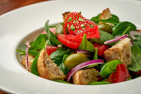 Salade Panzanella Aux Légumes Rucola Parmesan Pain Dans Une Assiette — Photo