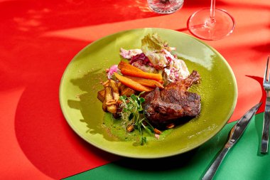 Kızarmış tavuk tapaka ya da patatesli tabaka ve tatlı patates. Parlak arka planlar. Sert gölgeler, seçici odaklanma.