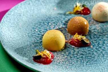 Parlak arkaplanlı bir tabakta çikolatalı kremalı pasta. Seçici odak, sert gölgeler