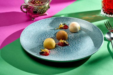 Parlak arkaplanlı bir tabakta çikolatalı kremalı pasta. Seçici odak, sert gölgeler