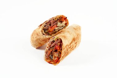 Shawarma böreği, et, sebze, kırmızı sos... beyaz arka planda izole edilmiş.