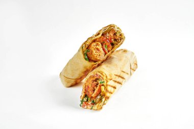 Sebzeli, sebzeli ve beyaz arka planda izole edilmiş sebzeli, iştah açıcı shawarma.
