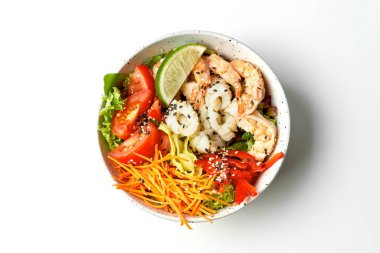 Karidesli salataya yaklaş, kalamar. Beyaz arkaplan, üst görünüm