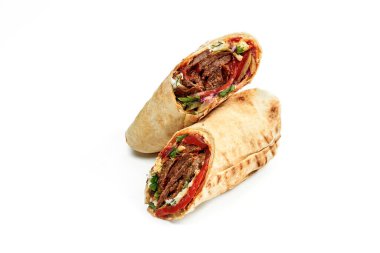 Beyaz arka planda sığır eti, sebze ve kırmızı soslu Shawarma.