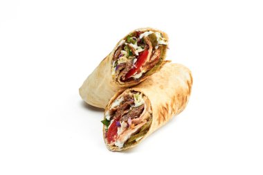 Biftek, tavuk, sebze ve kırmızı soslu Shawarma beyaz arka planda izole edilmiş.
