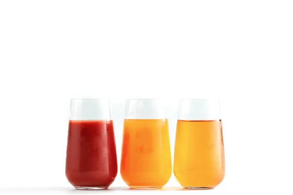 三种新鲜榨果汁 柚子汁和苹果汁 分别放在白色背景的玻璃杯中 — 图库照片