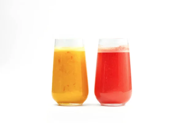 三种新鲜榨果汁 柚子和玻璃杯 背景为白色 — 图库照片
