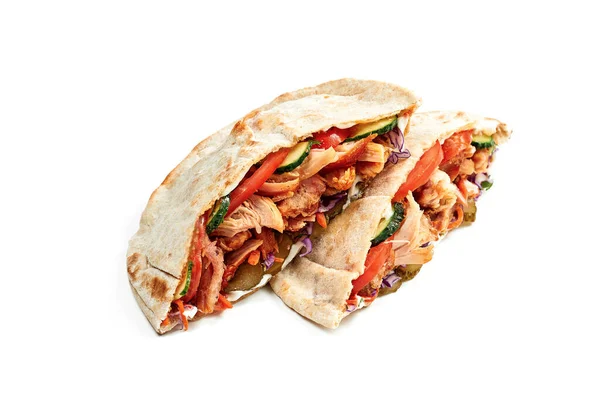 Beyaz Arka Planda Izole Edilmiş Sosisli Sandviç Tavuk Domates Salatalık — Stok fotoğraf