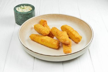 Kızarmış balık filetosu beyaz ahşap bir tabakta ekmek tabağında