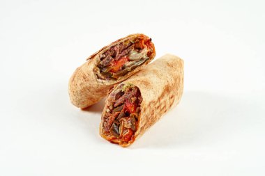 Biftek, jalapeno, domates ve beyaz arkaplanda izole edilmiş beyaz soslu Shawarma.