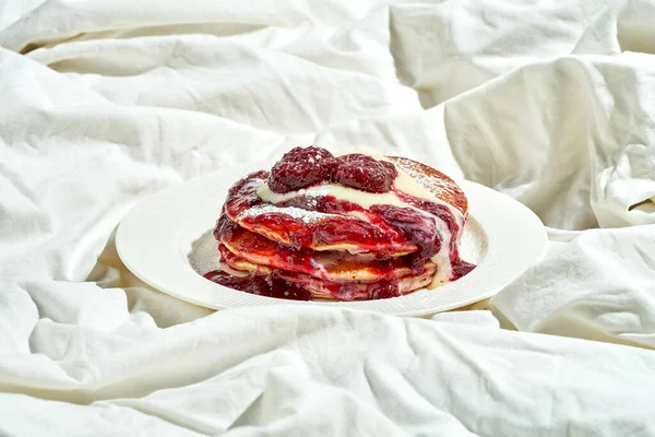 Pfannkuchen Mit Marmelade Und Pudding Auf Einem Weißen Teller Auf — Stockfoto