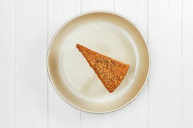 Beyaz ahşap arka planda yoğunlaştırılmış sütle gözleme.