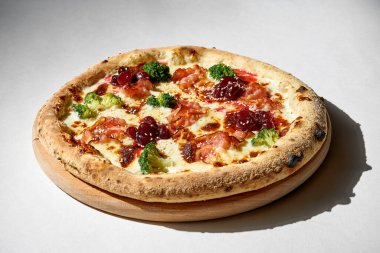 Brokoli ve pastırmalı çıtır pizza..