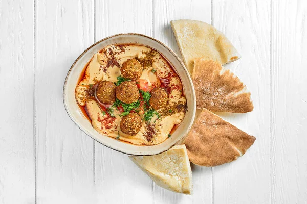 Hummus Mit Gemüse Und Falafel Einem Teller Auf Weißem Holzgrund — Stockfoto