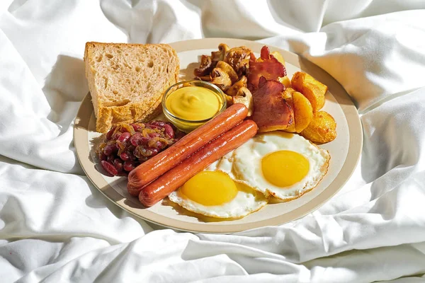 Petit Déjeuner Anglais Classique Dans Une Assiette Sur Drap Blanc — Photo