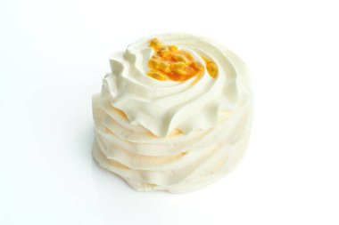 Beyaz arka planda tutku meyveli Pavlova keki