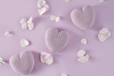 Mor arka planda lavanta rengi kalp şeklinde kek.