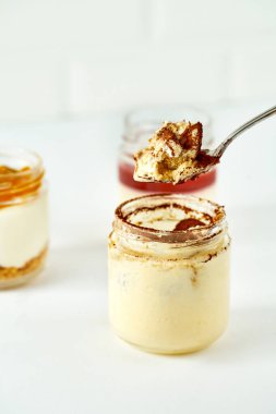 Kavanozdaki kekler beyaz arka planda. Tatlı tatlılar