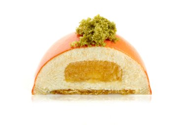 Beyaz arka planda balkabağı olan kremalı pasta.