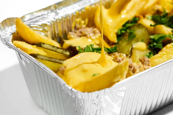 Papas Fritas Con Salsa Queso Carne Sobre Fondo Blanco Luz —  Fotos de Stock