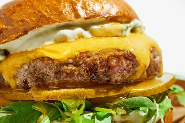 Soczysty Hamburger Serem Rukolą Białym Tle Twarde Światło — Zdjęcie stockowe