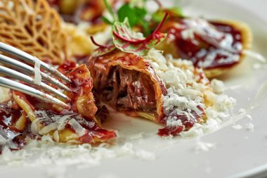 Biftek yanaklı Ravioli ikiye bölünmüş. Seçici odaklanma. Kapat.