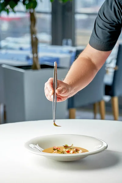 南瓜奶油汤用香草和螃蟹装饰 厨师做菜的过程 — 图库照片