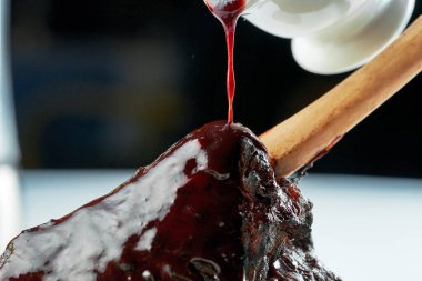 Fırında kuzu inciği baharatlı sosla doldurulur..