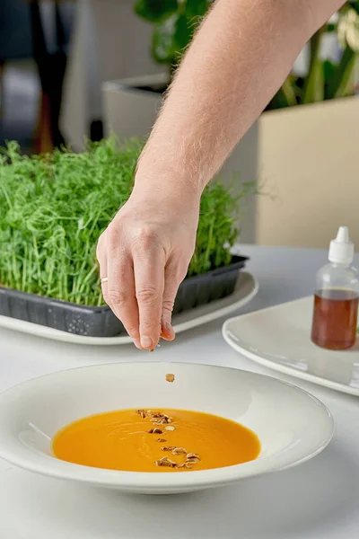 厨师用白盘装饰南瓜奶油汤 — 图库照片