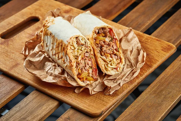 Gran Shawarma Con Carne Verduras Papel Kraft Sobre Fondo Madera —  Fotos de Stock