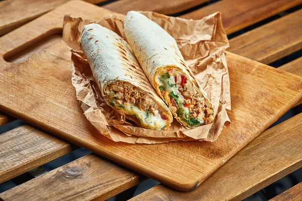 Nagy Shawarma Hússal Zöldséggel Kraft Papírban Alapon Stock Kép