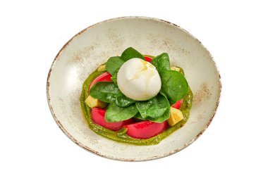 Burrata, domates, fesleğen ve soslu salata.