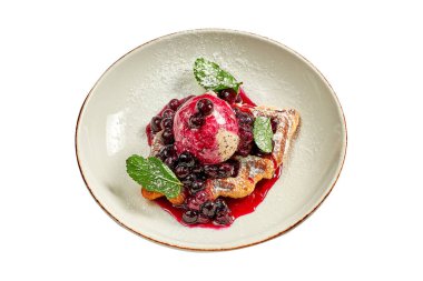 Beyaz arka planda dondurmalı Belçika waffle 'ları ve meyve kasesi.