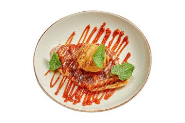 Beyaz arka planda dondurmalı Belçika waffle 'ları ve meyve kasesi.