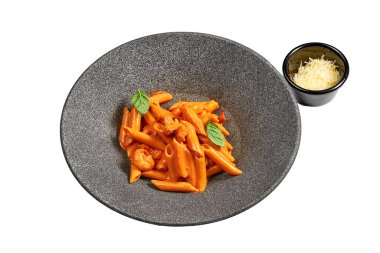 Beyaz arka planda bir tabakta domates ve peynir soslu makarna..