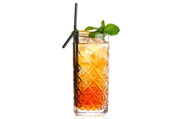 在白色背景上隔离的漂亮玻璃杯中的橙色酒精鸡尾酒 — 图库照片