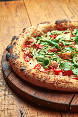 Ahşap zemin üzerinde soya peyniri ve sebzeli vejetaryen pizza. Yaklaş, seçici odaklanma