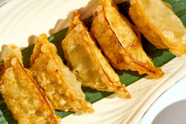 Muz yaprağında kızartılmış Gyoza.