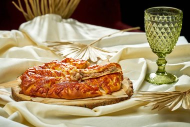 Kesiğinde et olan Kudbari ya da Khachapuri. Seçici bir odak