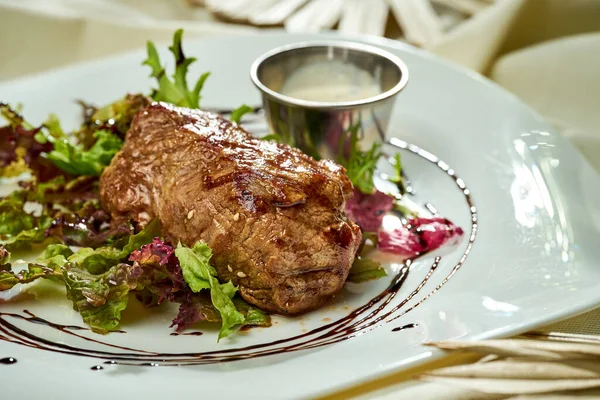 Közepes Ritka Steak Salátával Öntettel Tányéron Szelektív Fókusz — Stock Fotó