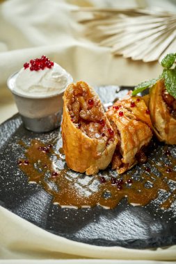 Elmalı turta. Sert ışık. Seçici odaklanma. Yakın plan.