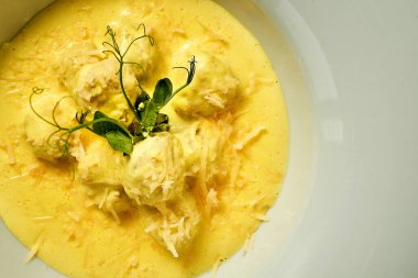 Peynir soslu tavuk köftesi. Yakın plan. Seçici odaklanma. Yapım sonrası ses