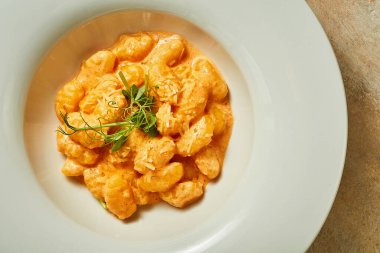 Domates soslu ve parmesanlı Gnocchi. Yakın plan. Seçici odaklanma. Yapım sonrası ses