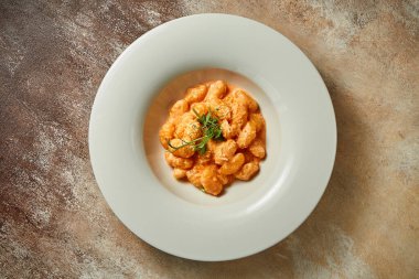 Domates soslu ve parmesanlı Gnocchi. Yakın plan. Seçici odaklanma. Yapım sonrası ses