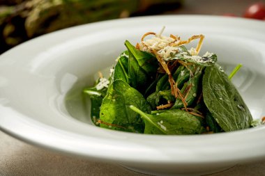 Çıtır soğanlı ve peynirli ıspanak salatası. Seçici odaklanma, yüzeysel alan derinliği. Yapım sonrası ses