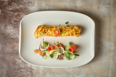 Avokado mus ve somon balıklı omlet. Seçici Odaklanma. Yapım sonrası ses