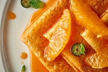 Krep ya da portakal reçelli krep. Seçici Odaklanma. Yapım sonrası ses