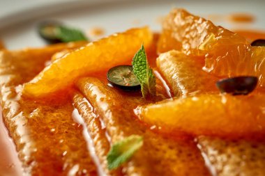 Krep ya da portakal reçelli krep. Seçici Odaklanma. Yapım sonrası ses